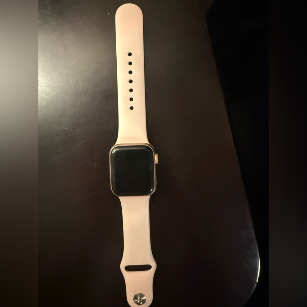 Rose Gold Apple Watch SE - Picture 2 of 6